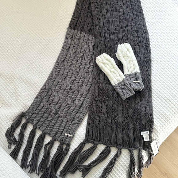 Nine West fringed scarf and fingerless glove set. - Picture 1 of 7